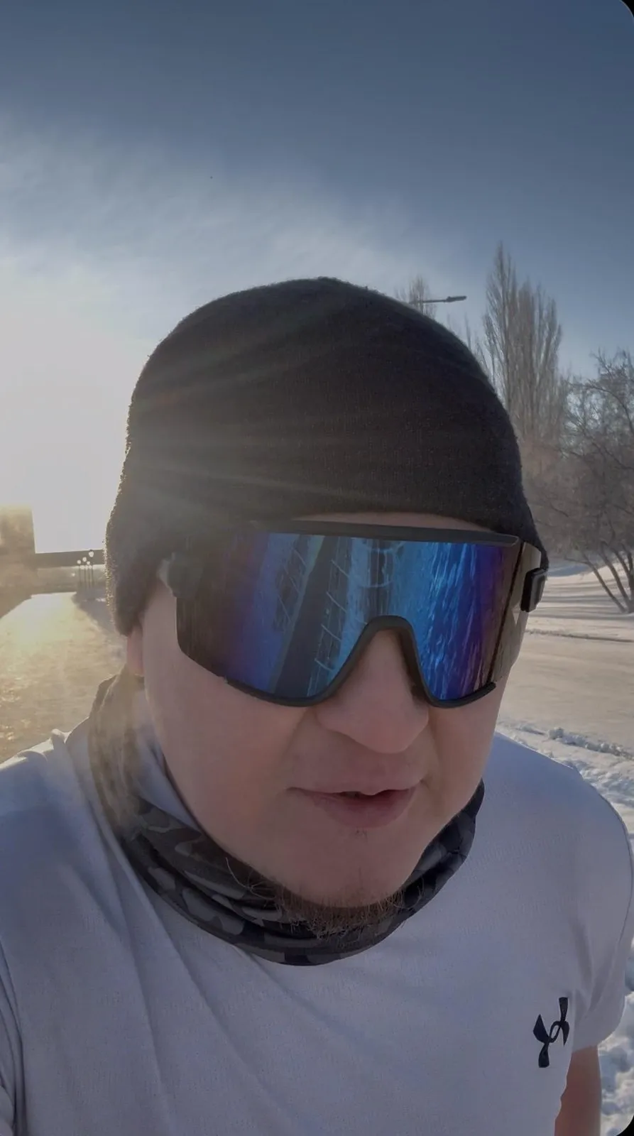 Это еще они зимой меня бегущем в парке не видели в футболке и шортах. За бортом -28.