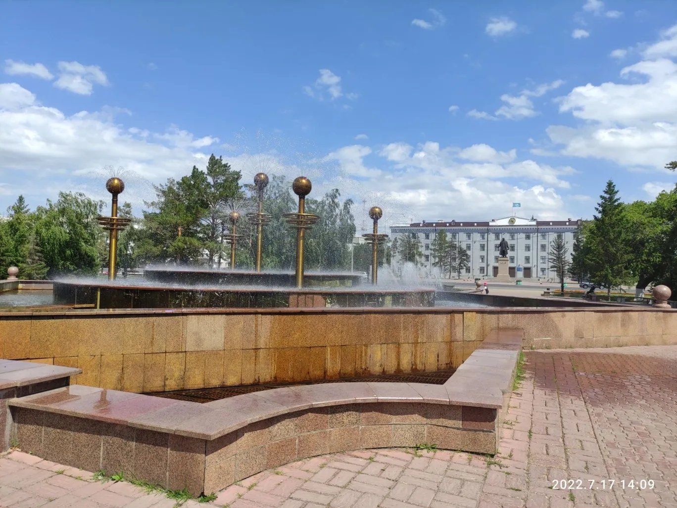 Фонтан у набережной. На заднем фоне местный акимат.
