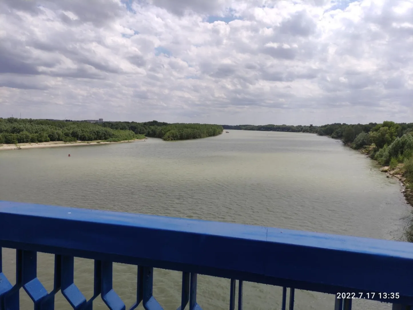 Река Иртыш вид с моста. Слева городской пляж.
