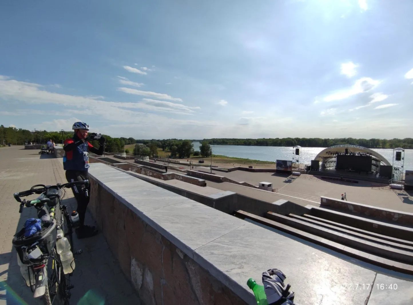 Городская набережная с Велонычем и сценой.